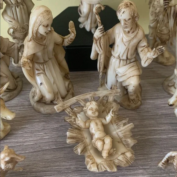 Vintage Nativity Scene - Picture 2 of 10